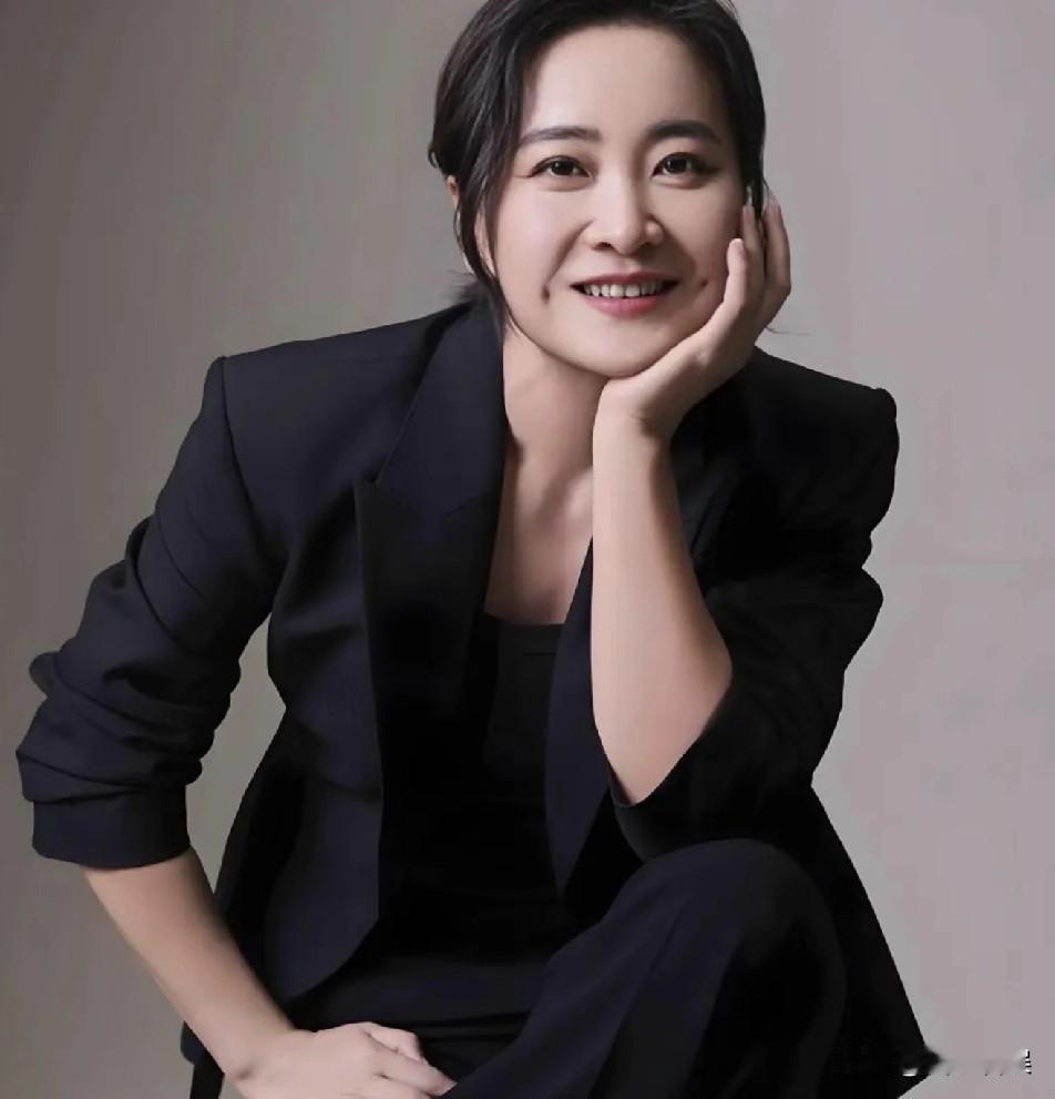 贾玲，太暖了！
 
5月14号，已经许久没有消息的贾玲悄悄冲上了热搜，这次不是因