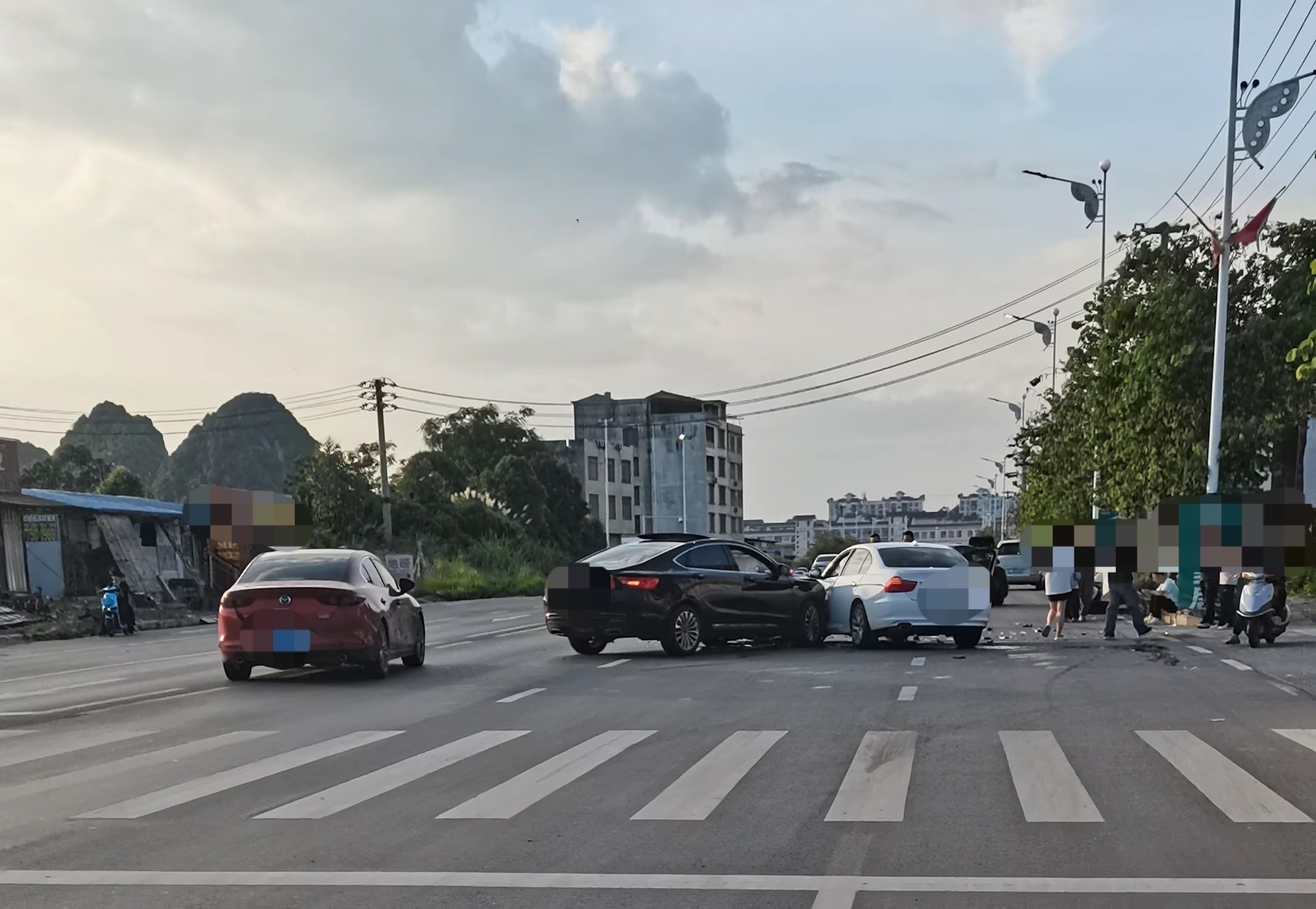 【贺州某商贸城门口两车碰撞受损严重】6月10日，广西贺州 某商贸城门口一辆白色小