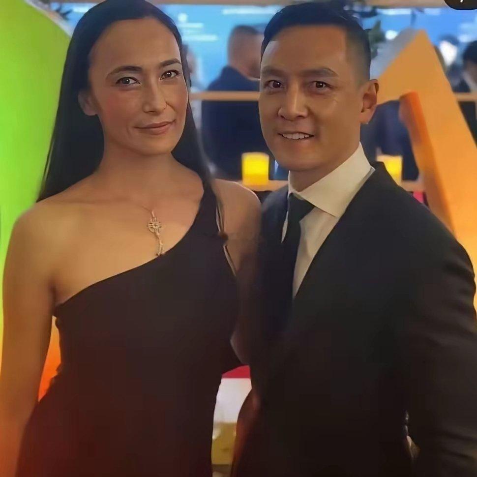 吴彦祖和老婆同框乍一看还以为是双胞胎 