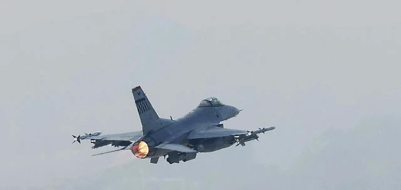 一架驻韩美军F16战斗机在黄海坠毁。这架F16从位于韩国首尔以南178公里的群山