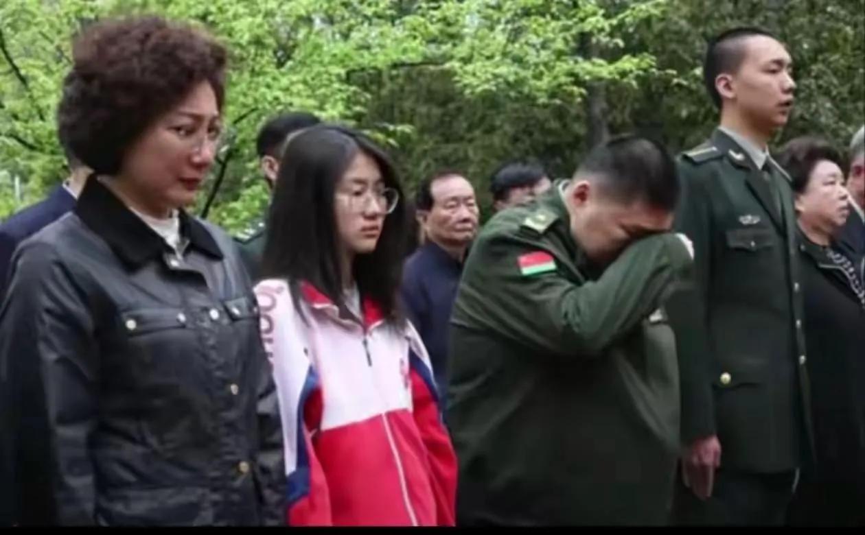 说实在的，看到这样的场面真的是令人心酸，毛主席一生为人民服务，为国为民操碎了心，