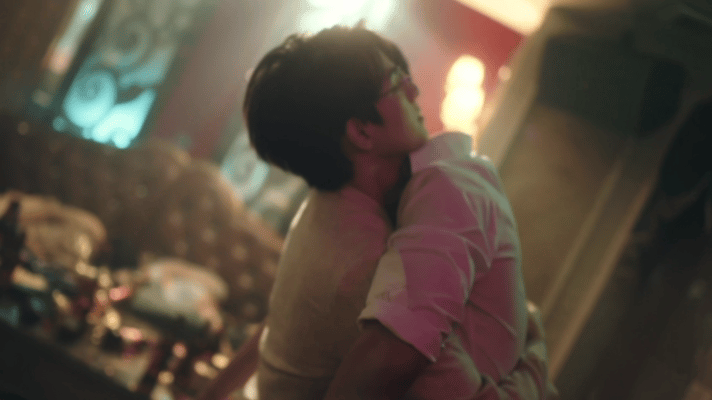  hehehe 对比之前天台梦里的大胆亲吻，这次偷亲更显克制，对手戏张力却一点不