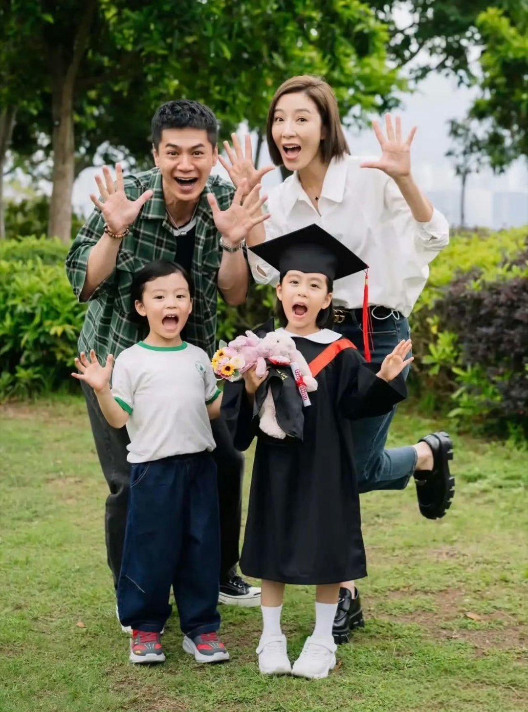 杨怡晒女儿毕业照庆生一家四口同框也太有爱了叭！！爸爸举高高妈妈整理学士服！！弟弟