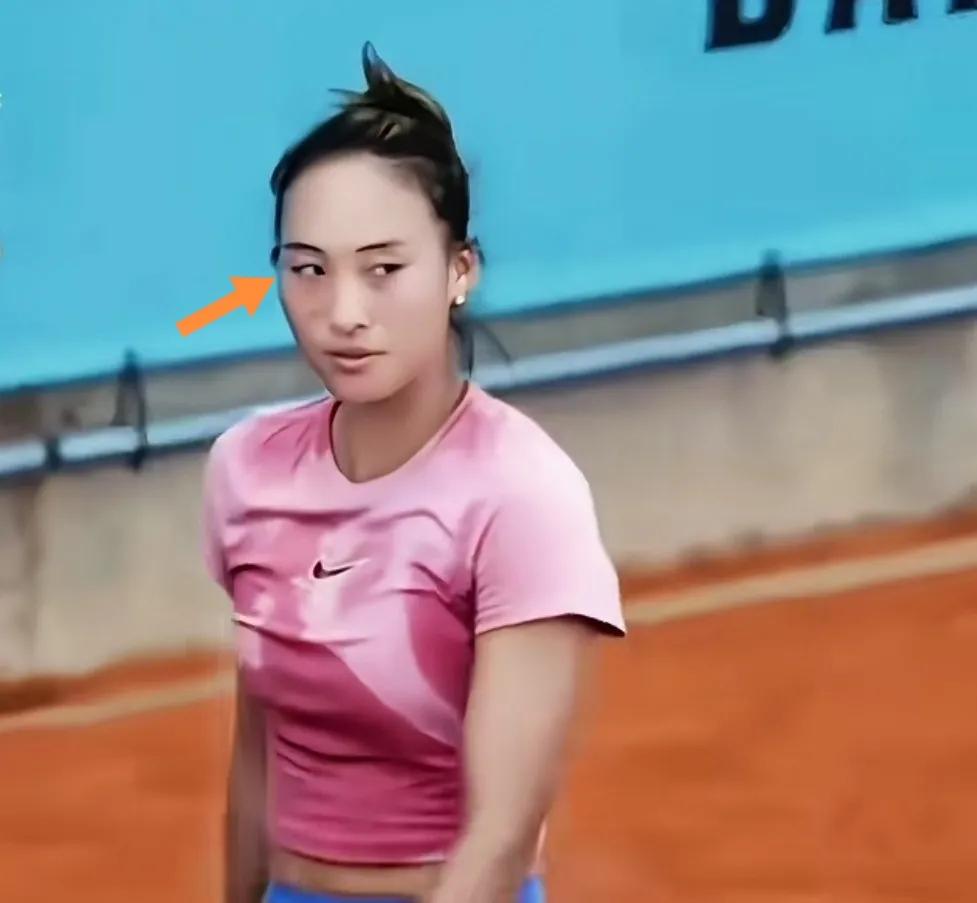 郑钦文马德里“红土地”网球赛场眼神犀利。