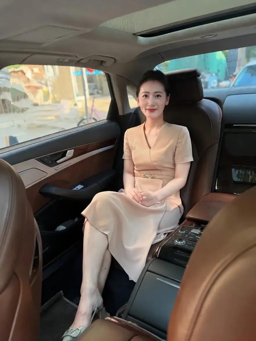 优雅自信的美女真的太有魅力啦！能看出美女姐姐多少岁了吗，真是太有气质，稀罕！