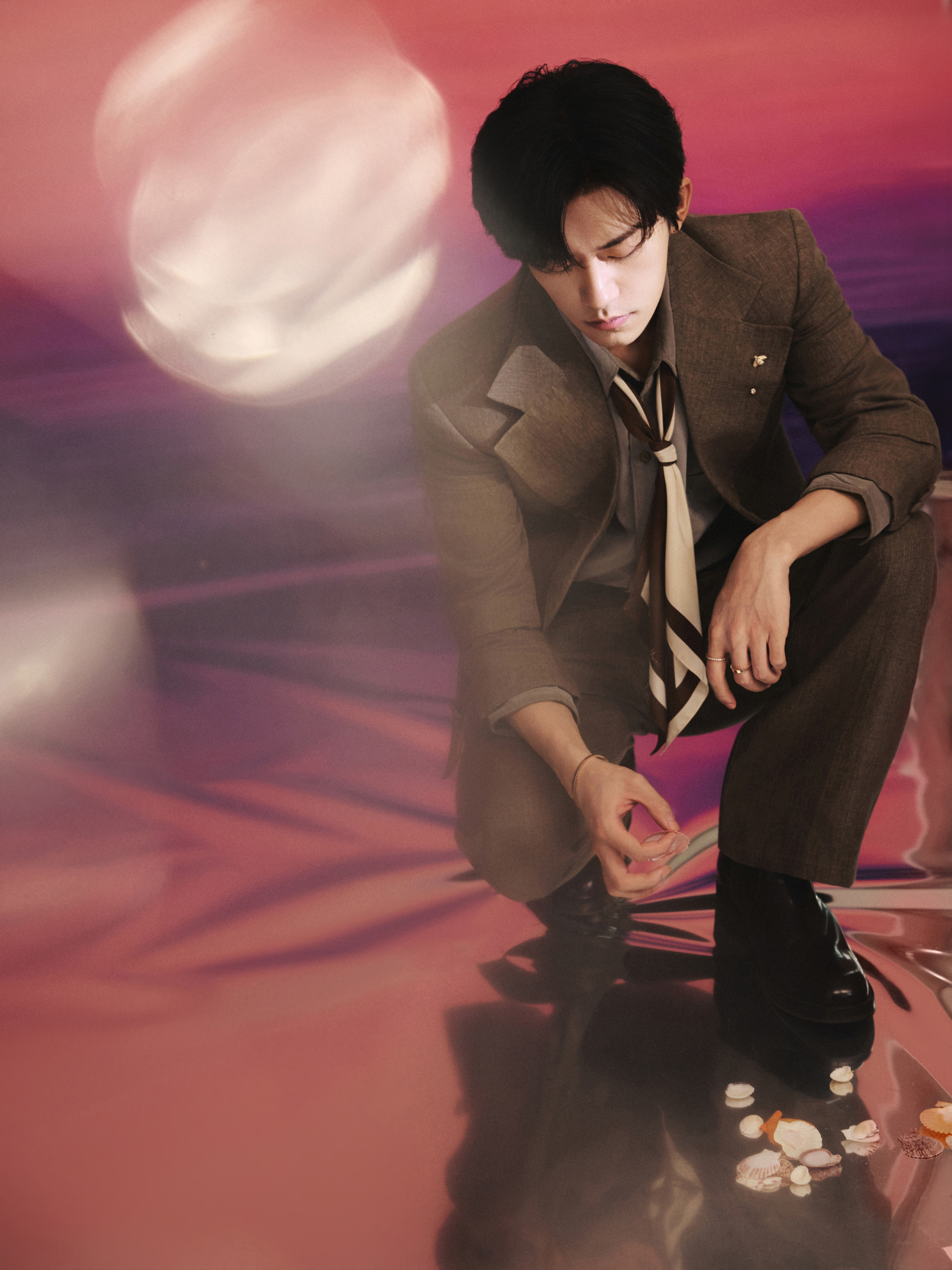 易烊千玺今日出席华为品牌发布会造型大片，身着一袭宽驳头西服套装搭配衬衫和浪漫领巾