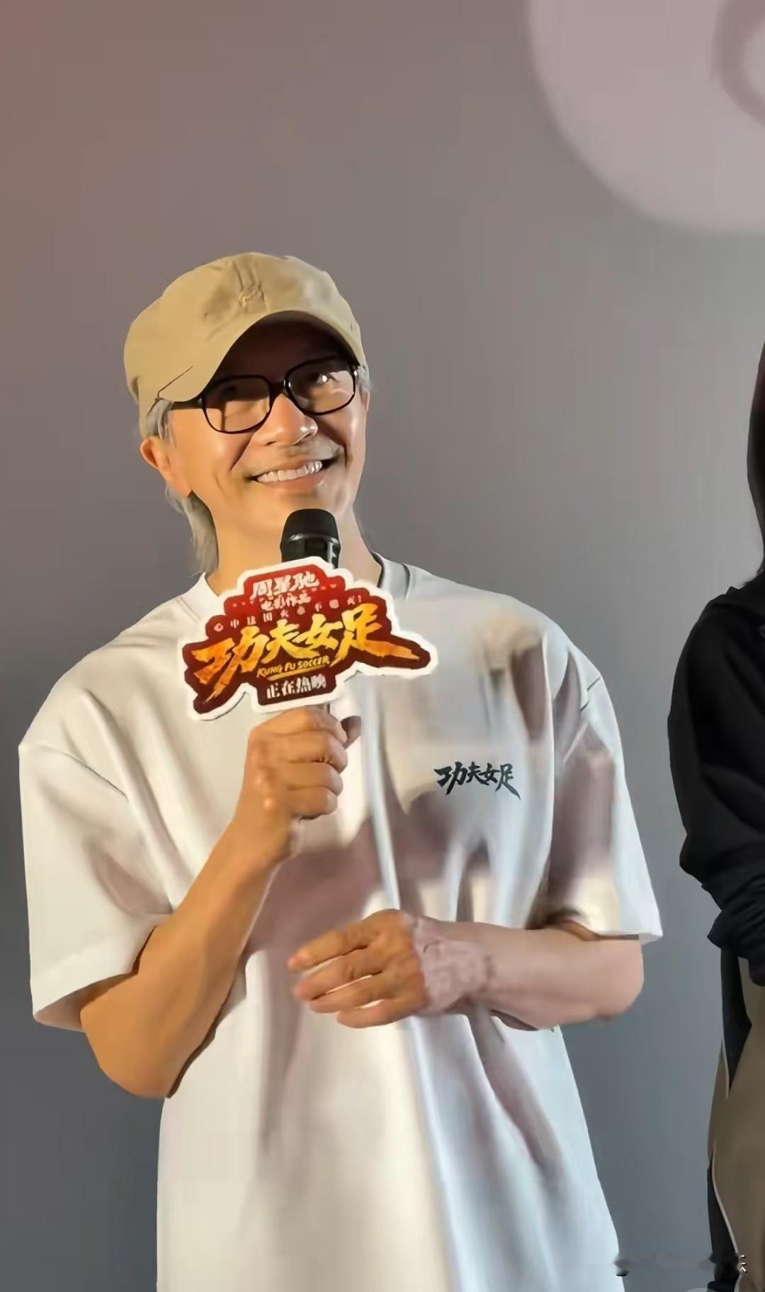 《功夫女足》为何这么热，和星爷的一个坚持分不开。

在天津路演时，周星驰说自己始
