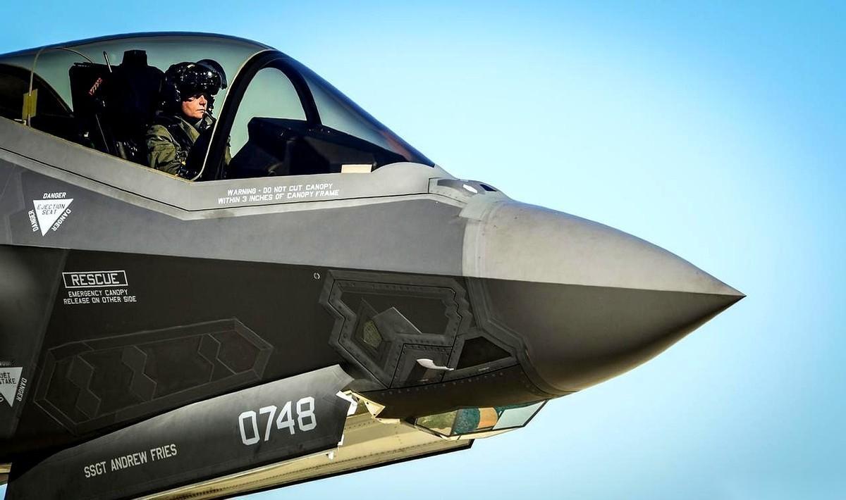 你敢信吗？美军最新一批的F-35，地表最强的隐身战斗机，交货的时候，机头里装的不