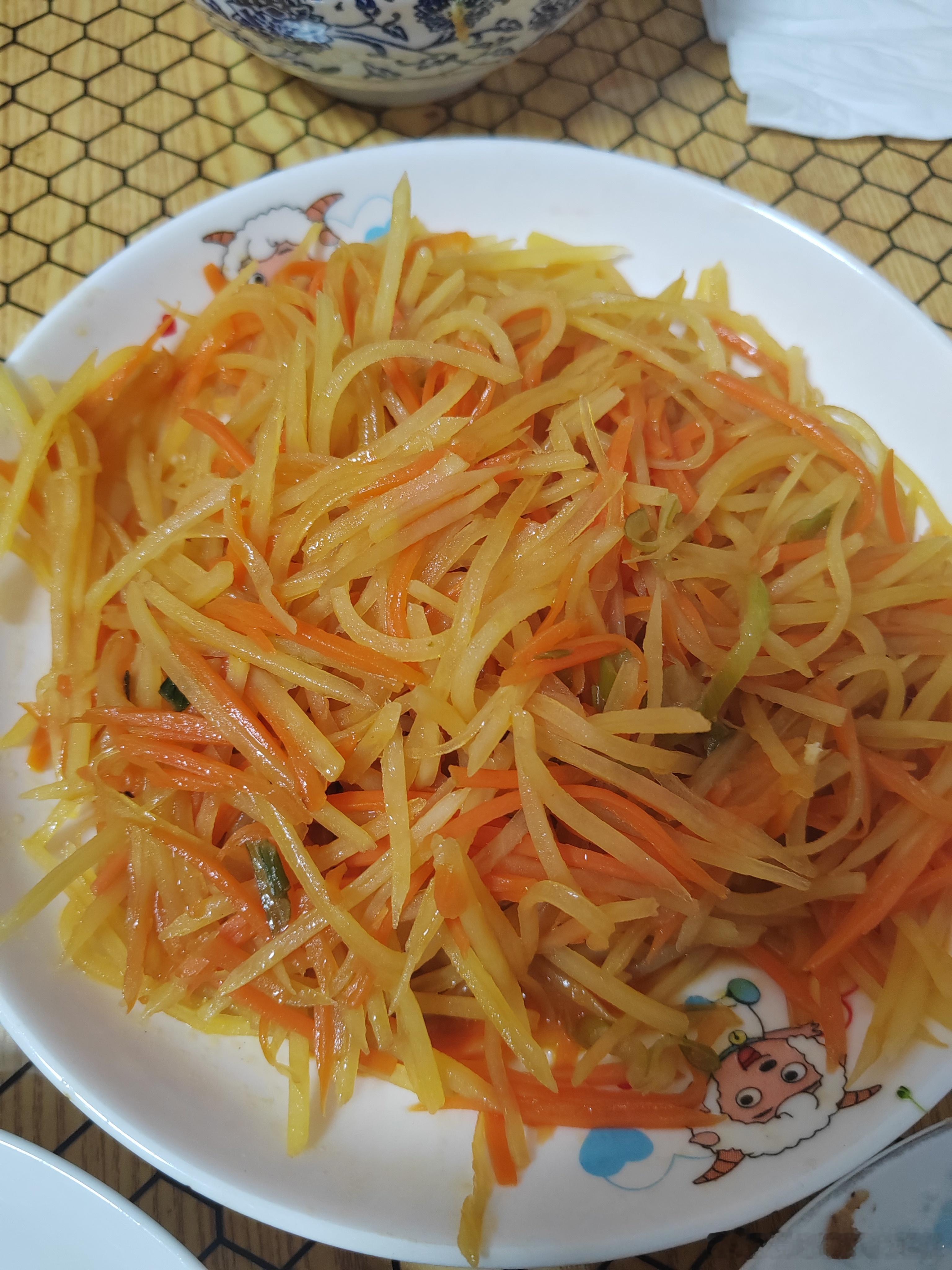 简简单单的两道菜，低脂清淡，平凡日子的舒服滋味，感觉只有家常菜才是最安心的味道～