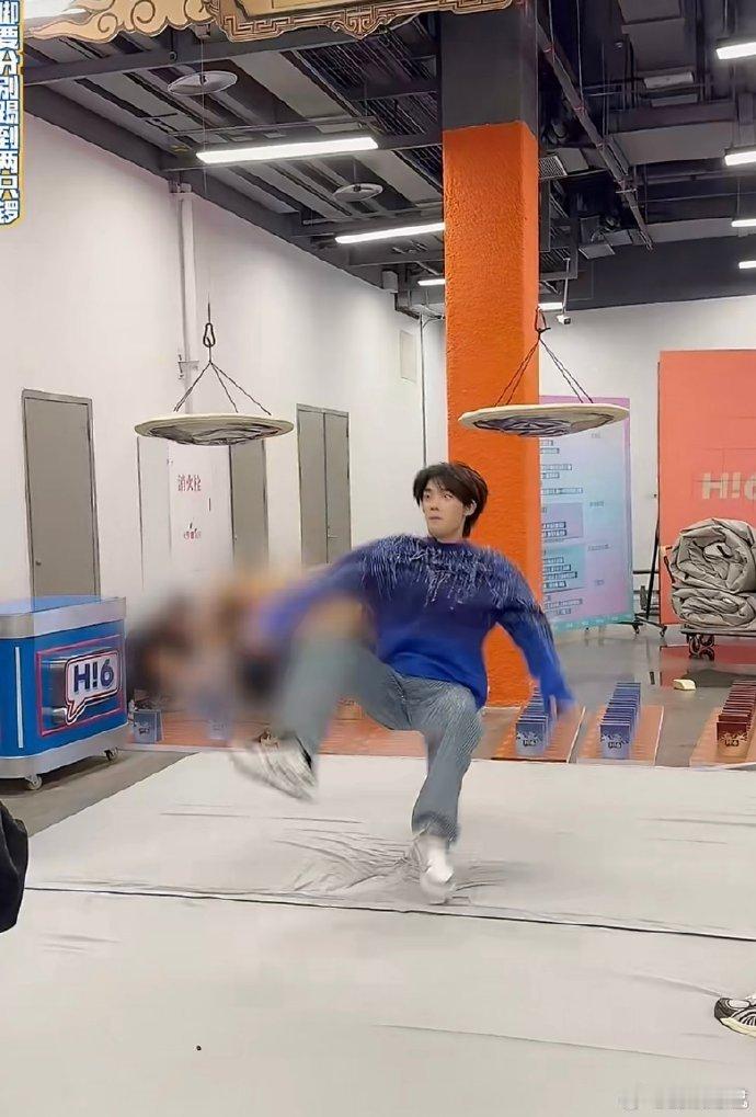 丁程鑫hi6后台花絮丁程鑫试玩游戏连摔两次你好星期六丁程鑫试玩游戏的小插曲真的太