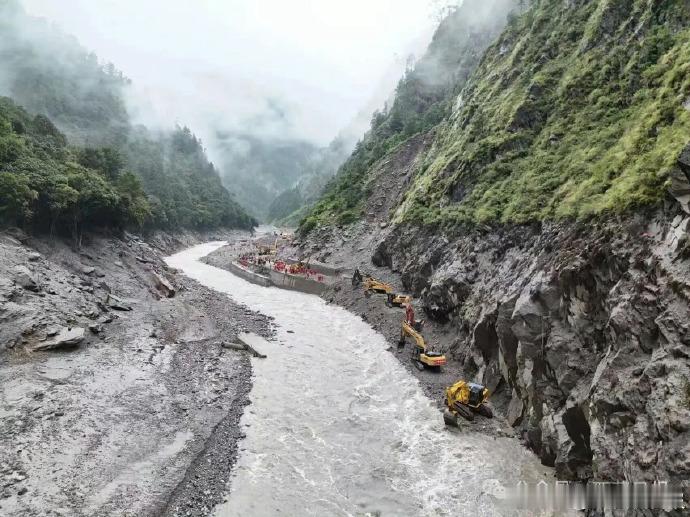 西藏吉隆泥石流吉隆口岸大楼只剩钢筋骨架吉隆口岸的联检大楼，如今只剩一副钢筋骨架。