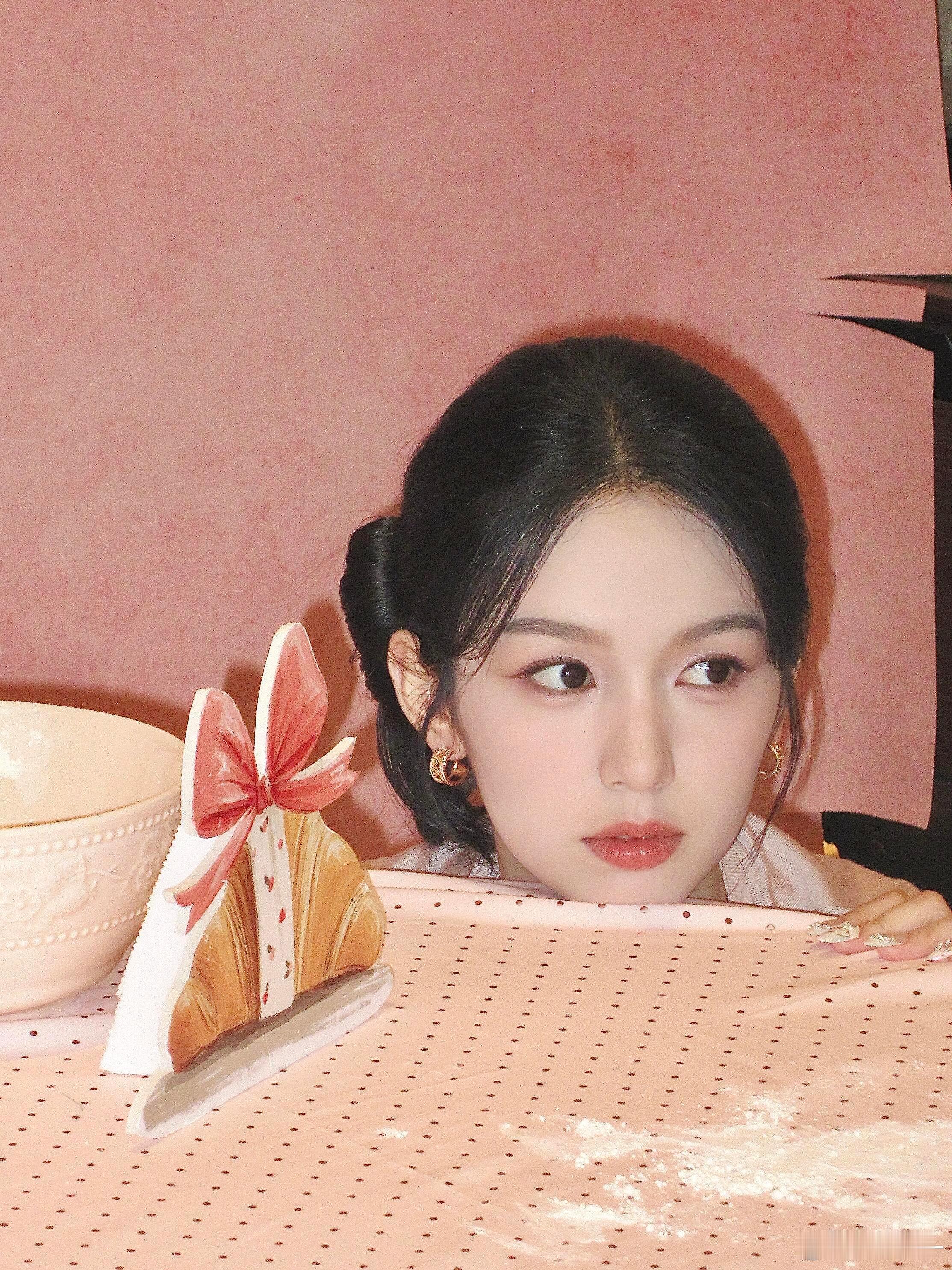 太美了我不行了 这个周也完全水蜜桃🍑 周也的美甲是芭蕾舞鞋