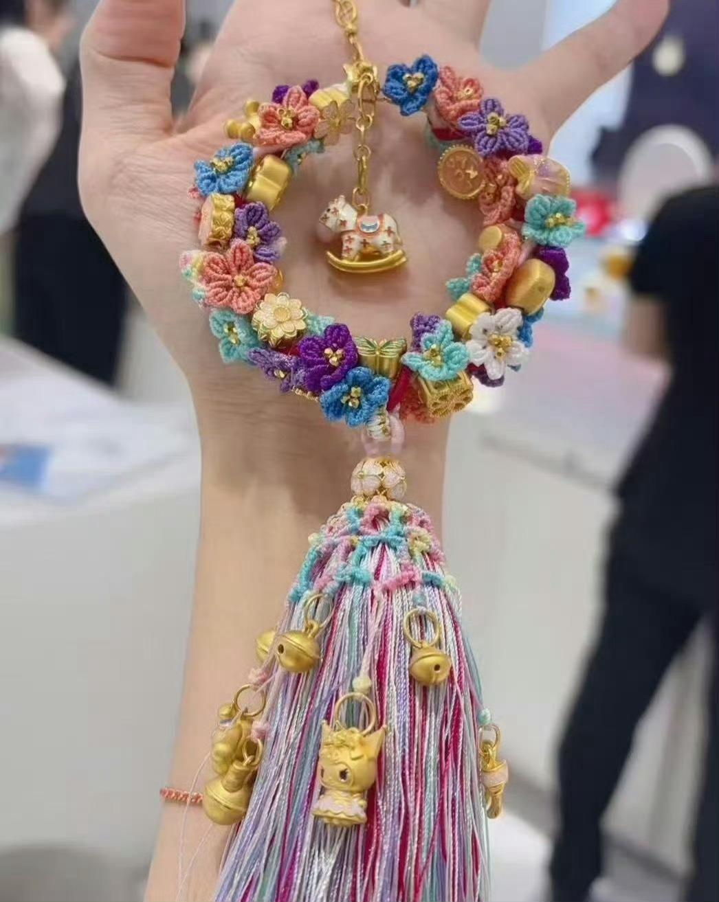不得不说卖黄金的商家真有头脑啊，做成这样有哪个女孩子不想拥有呢？