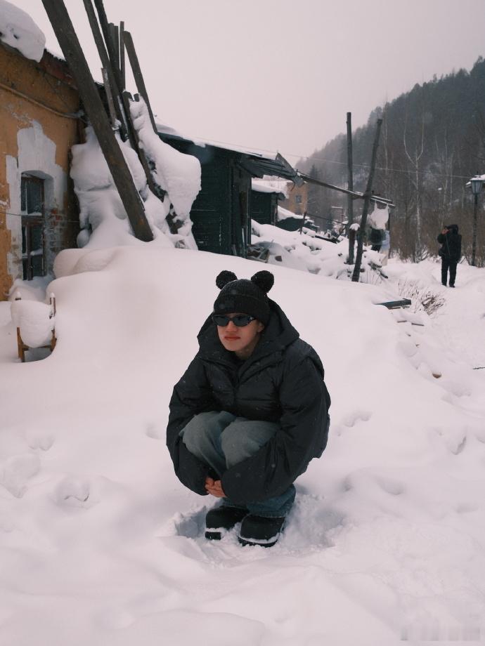 王一珩明信片十八宫格  王一珩丸一哼又寄明信片  王一珩在东北虎雪狸的陪伴下，于