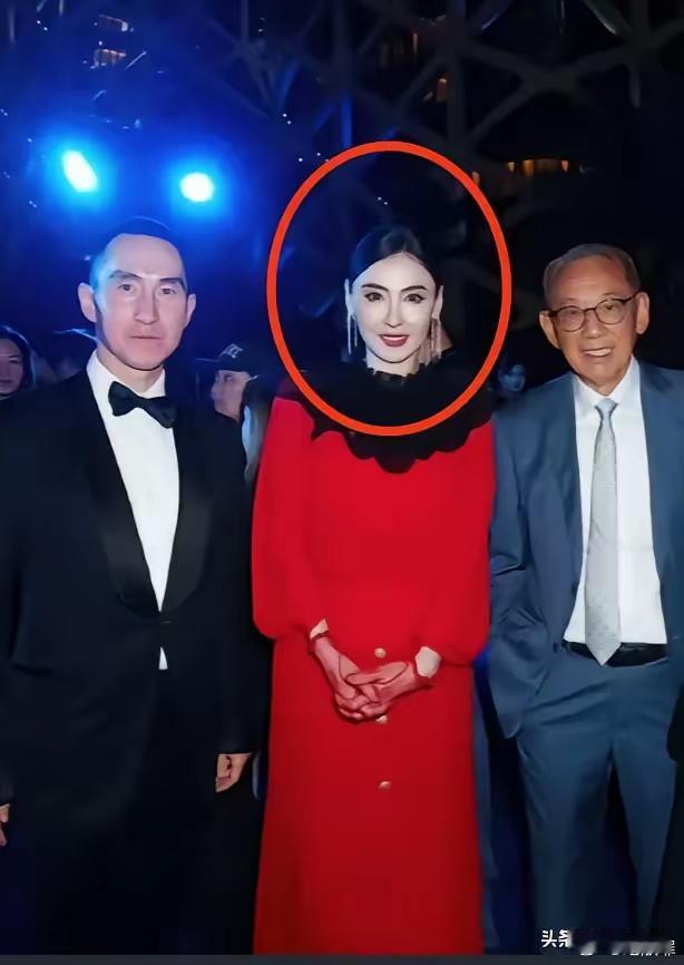 谢霆锋都想不到自己的老板杨受成竟然这样对张柏芝……
出席澳门活动当天，张柏芝和新