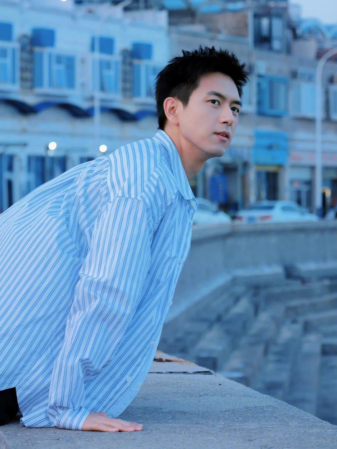 圈里对李现的评价是一个对自己有清晰定位的演员，永远把角色放第一位，用心回馈观众。