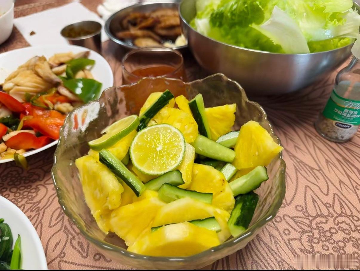 我从未想过有一天会有人发现黄瓜拌菠萝，要不说都是老吃家呢，不过到底有没有真正吃过