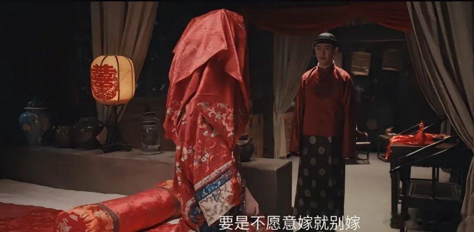 灼灼韶华：红盖头下的嫁妆与人情 陈家药铺的喜宴上，红烛映着两顶花轿，却照不亮旧式