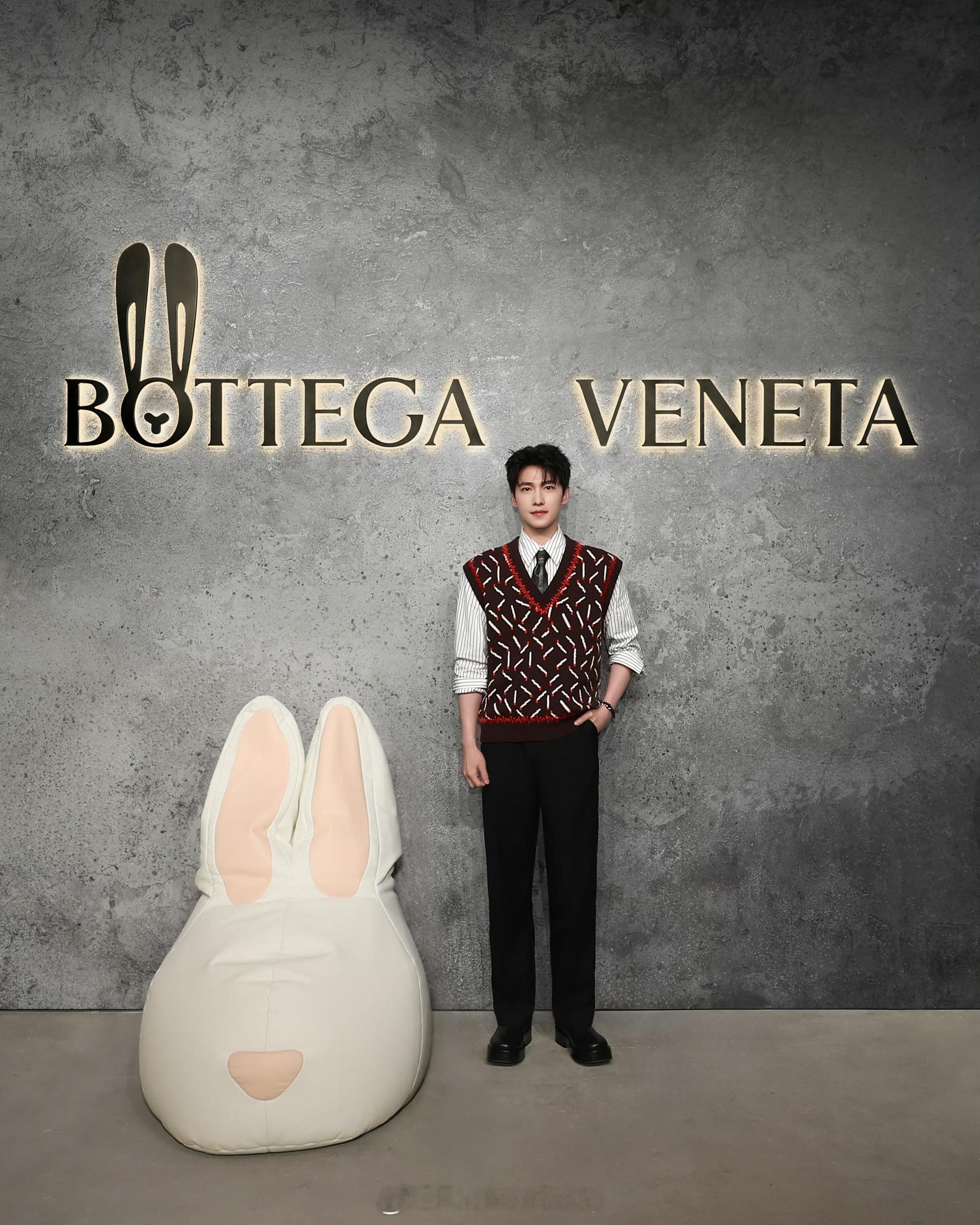 Bottega Veneta 邀请杨洋[超话] 、蒋欣[超话] 、孟子义[超话]