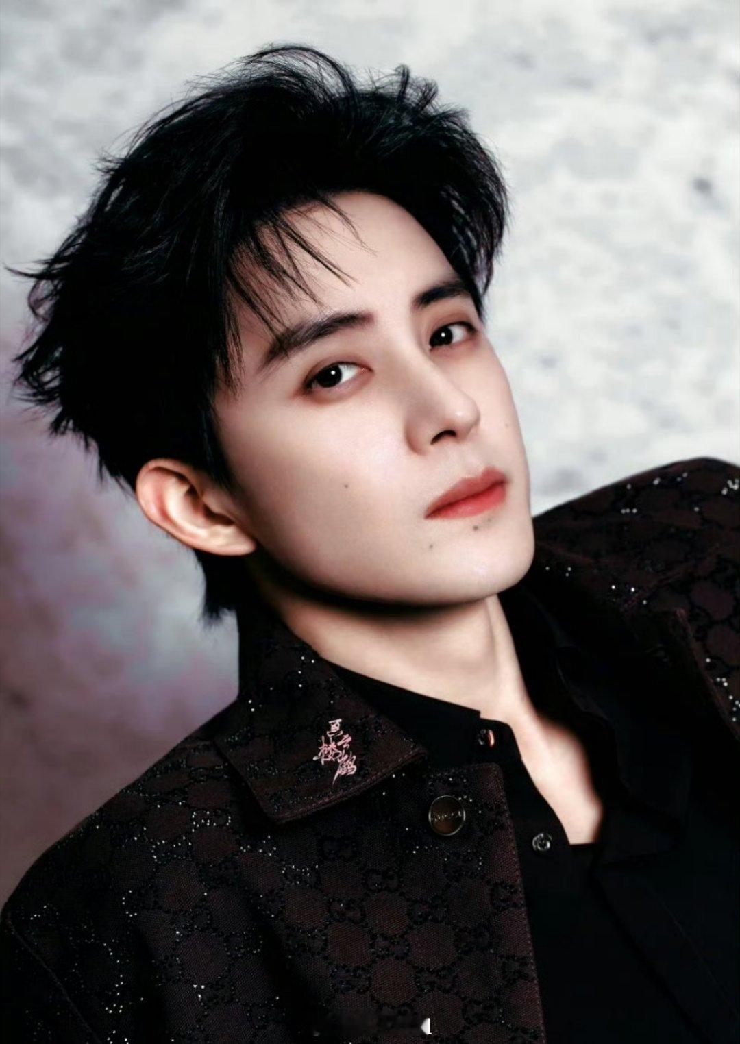 敖瑞鹏跟田栩宁两人今天都有直播活动呢，依旧主打的是黑色系妆造服装搭配，作为内娱的