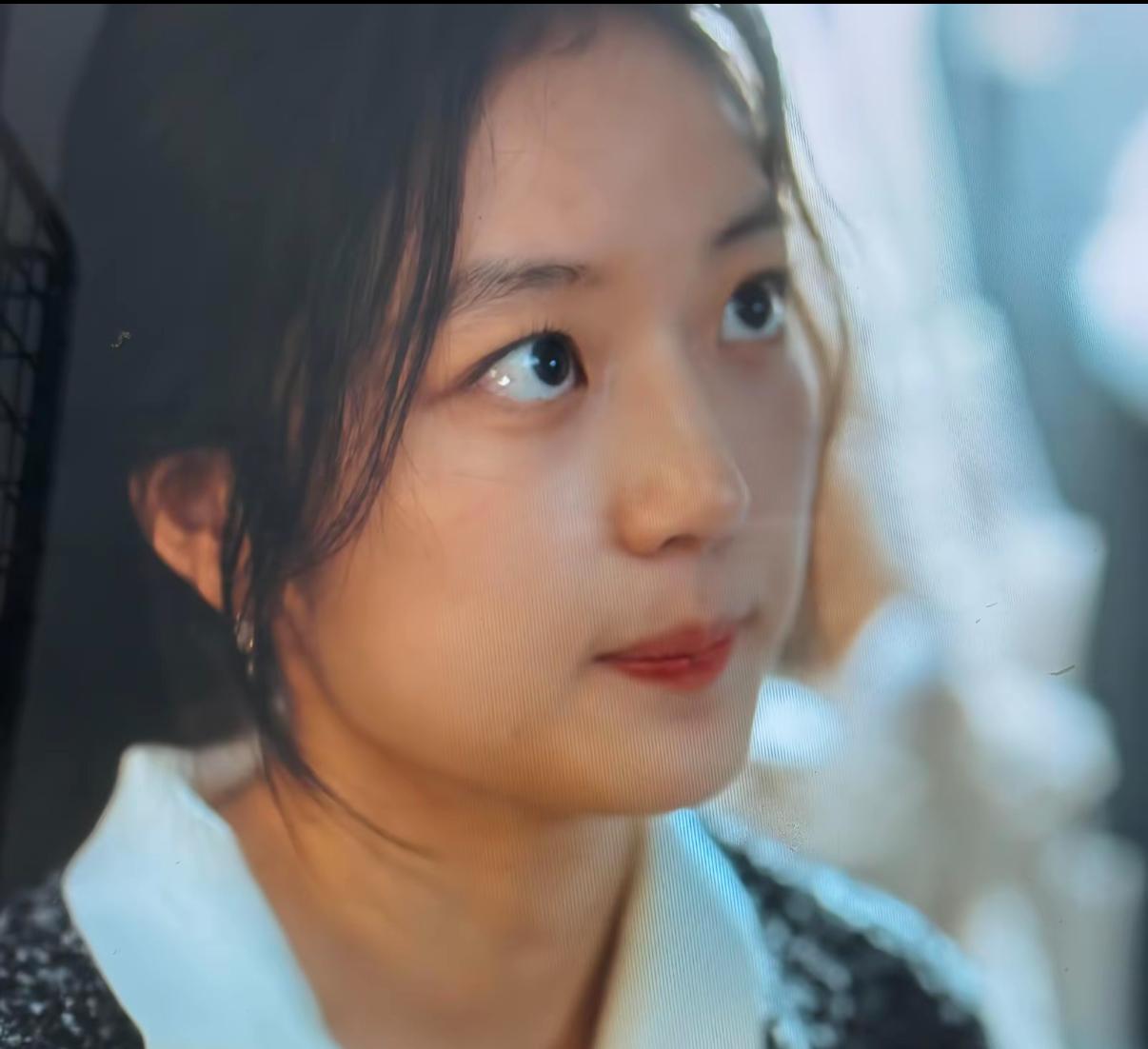 如何评价孙千的长相？
不黑不粉，纯个人感受，
很多人吐槽，说孙千脸太普通了，在《