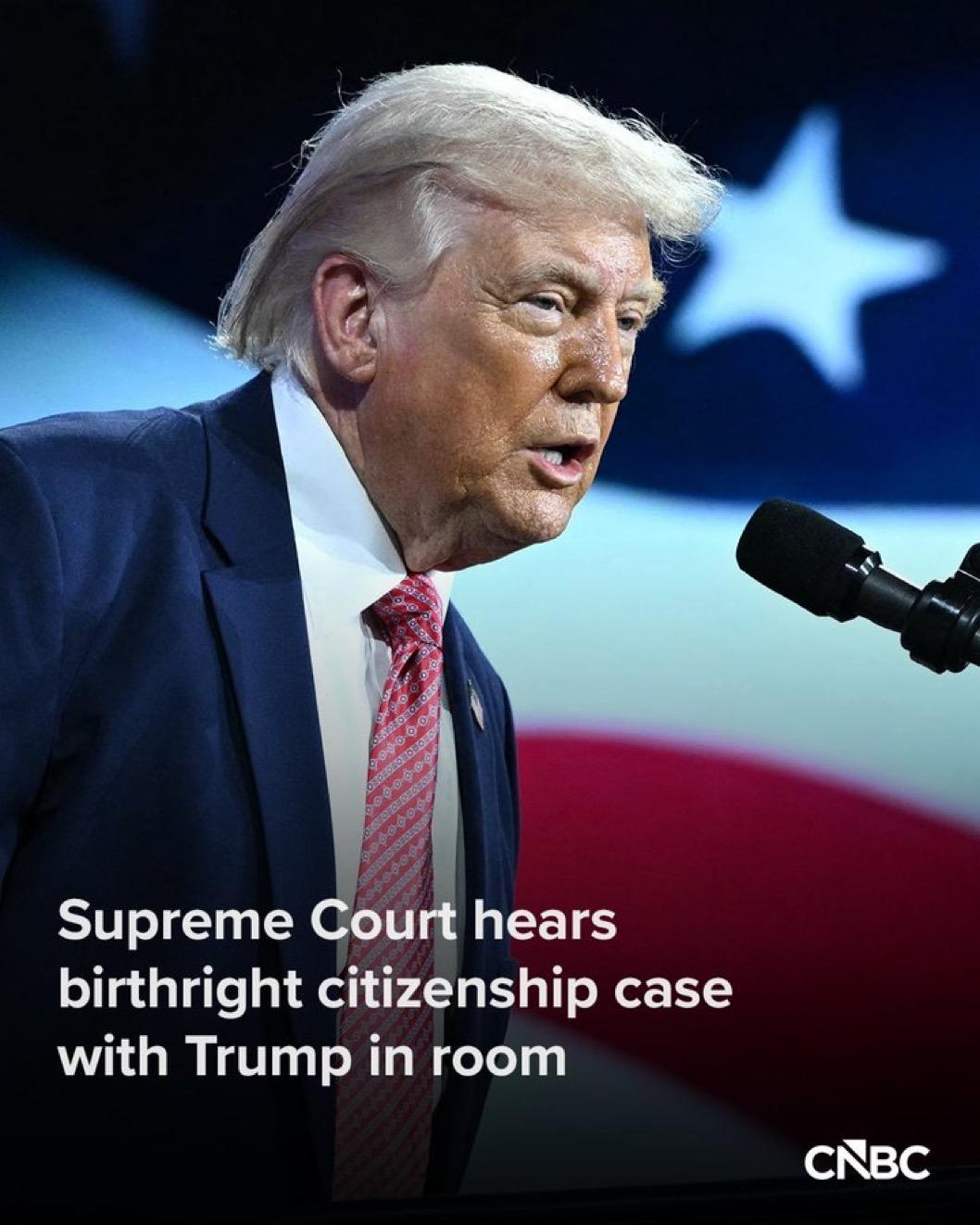 当地时间周三，特朗普亲临最高法院，坐在最高法院前排，听取大法官们对其终止出生公民