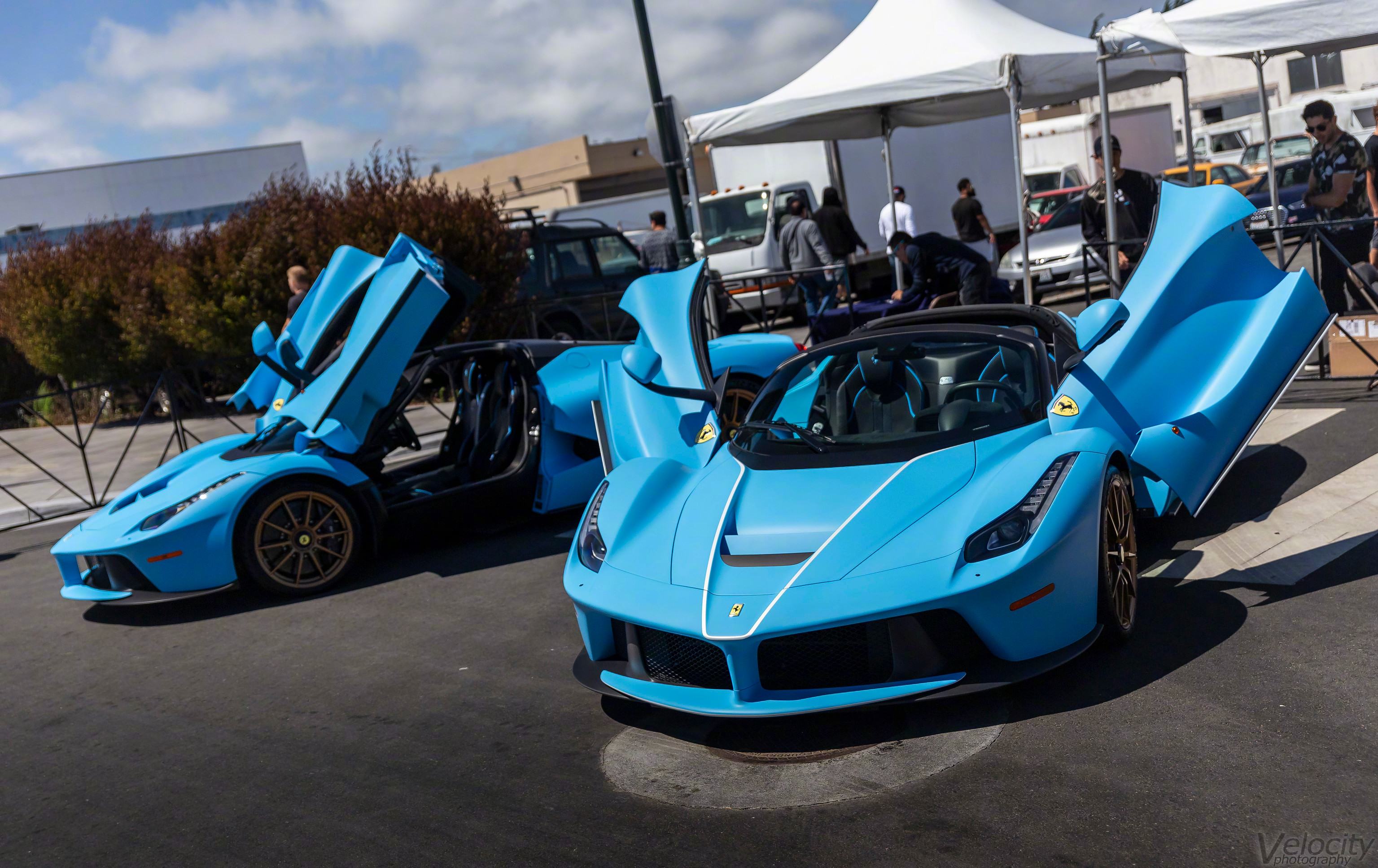 两枚蓝色法拉利Ferrari LaFerrari 