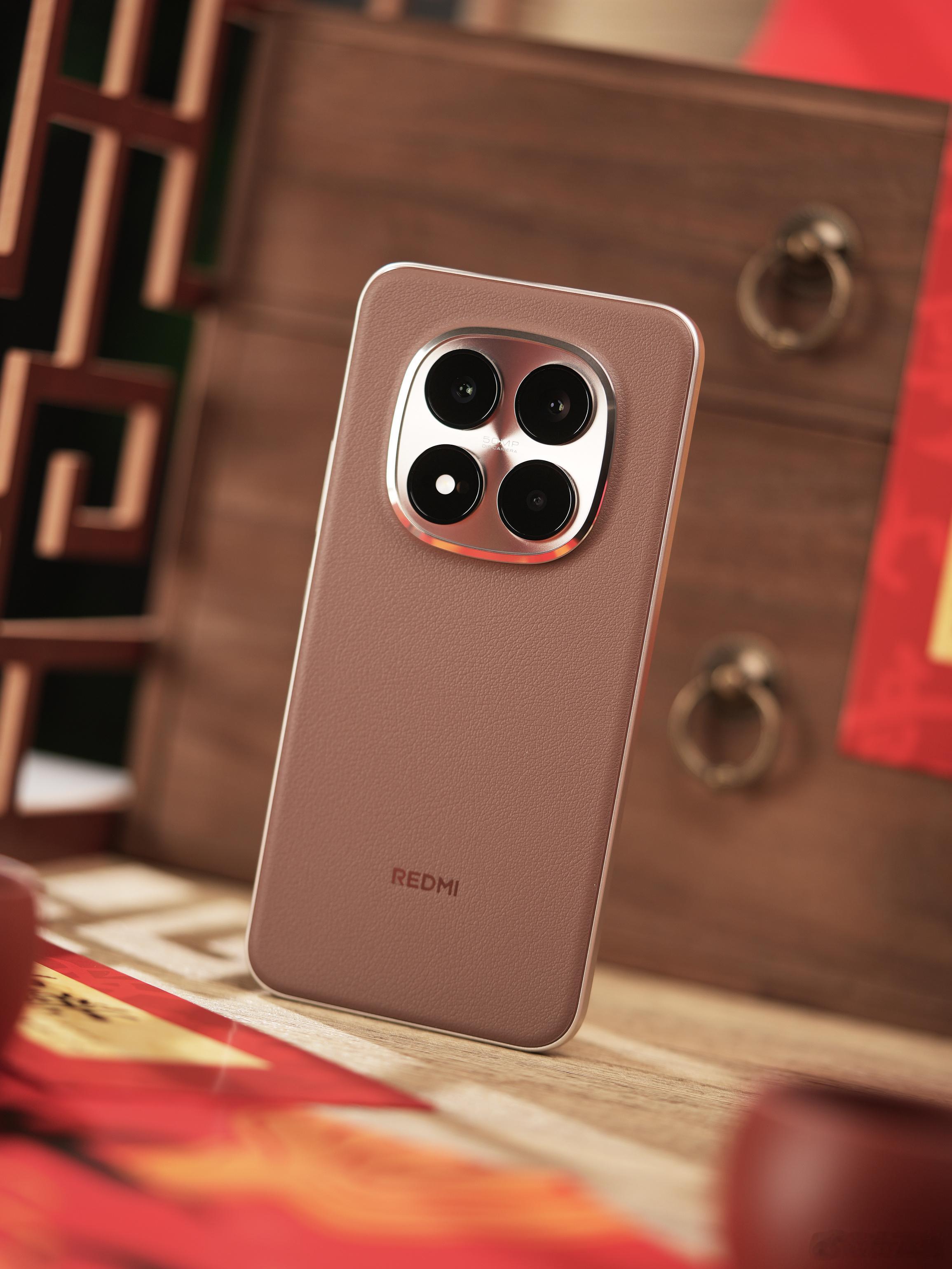 REDMINote15系列新春版新配色「摩卡棕」，有着我非常喜欢的等深微曲屏和素