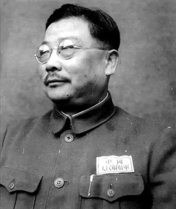 1949年，北平刚解放没多久。

凌晨两点，李克农走进毛主席即将入住的房间，例行