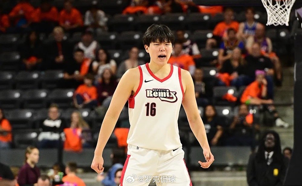 这就是星火相传！郭艾伦赴美参加全明星期间，与杨瀚森的公开对话，谈到等待机会的话题