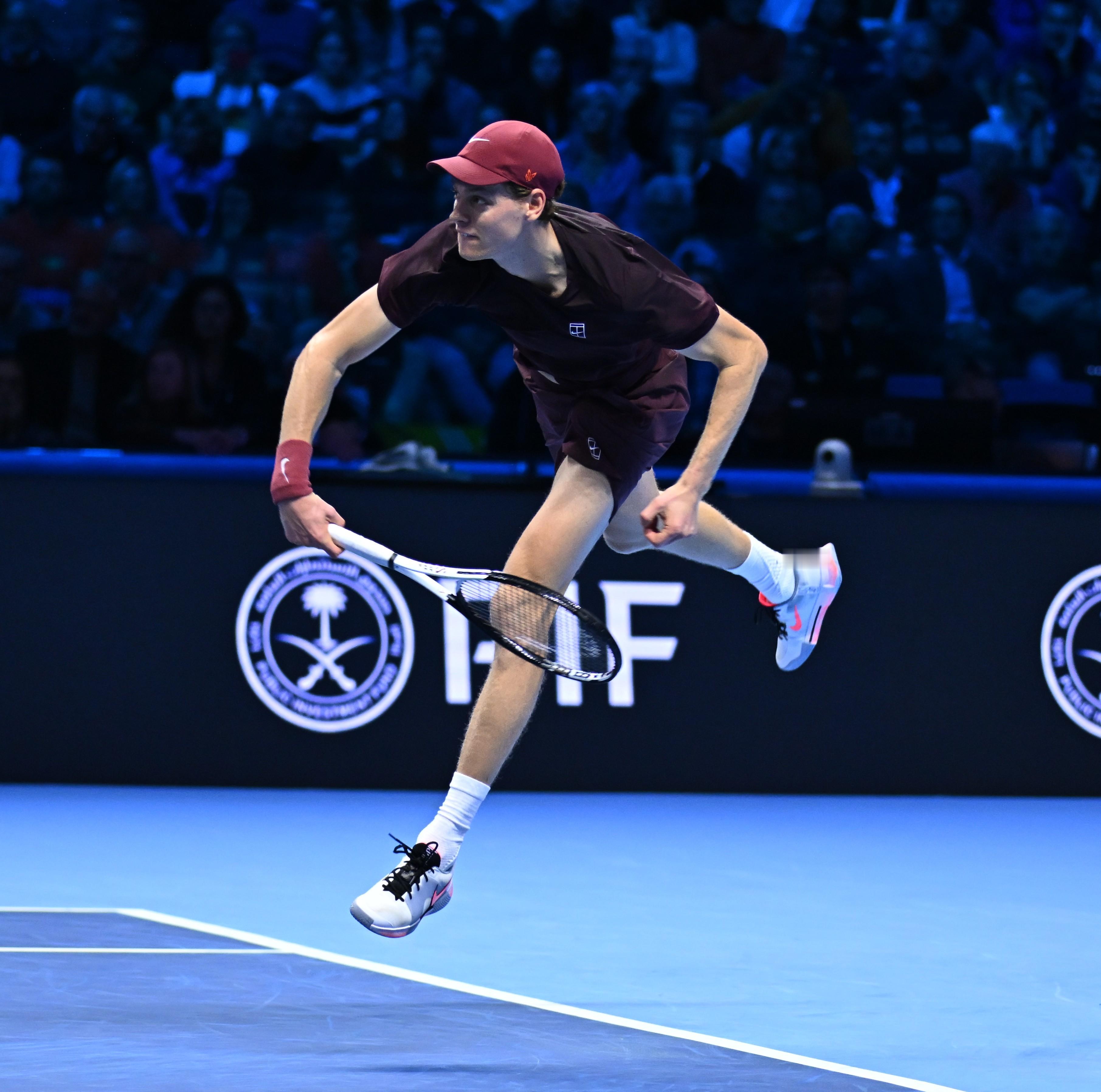 ATP年终总决赛小组赛，辛纳以6-3/7-6(3)的比分八连胜谢尔顿，在室内硬地