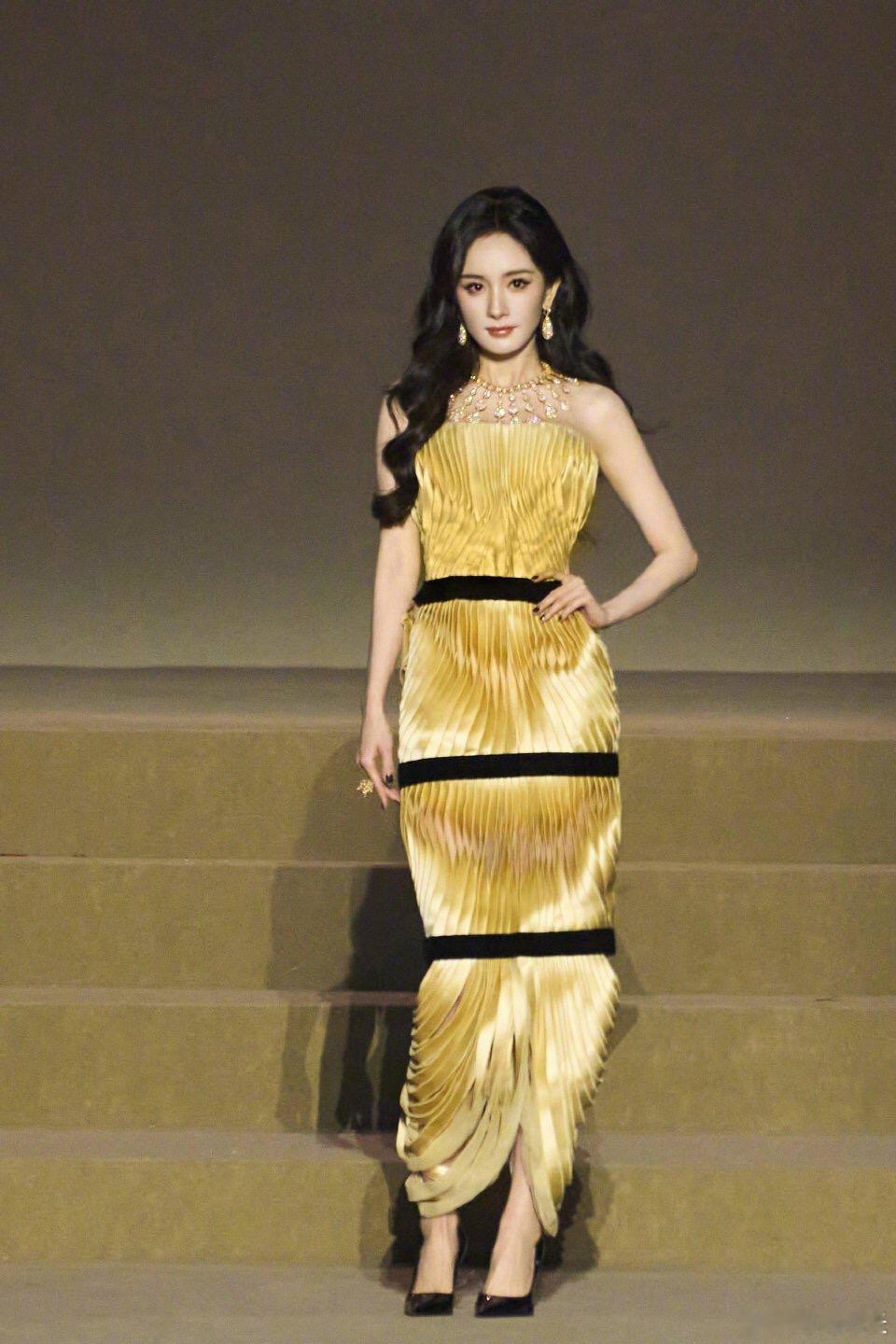 真的太美！杨幂红毯真的从不让人失望 