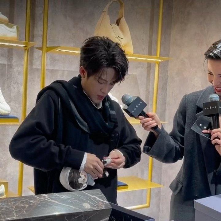 檀健次你在给什么东西打孔吗？没有啊我给娃娃穿鞋呢🤣🤣🤣（其实是在演我给娃娃