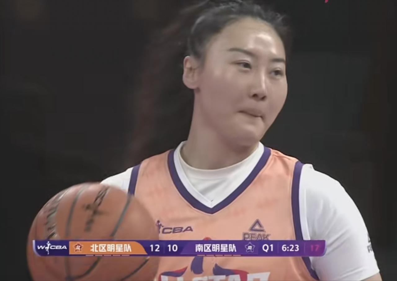 WCBA全明星赛上半场，打得乱七八糟，松松垮垮。南方明星队的主教练黄思静也不知道