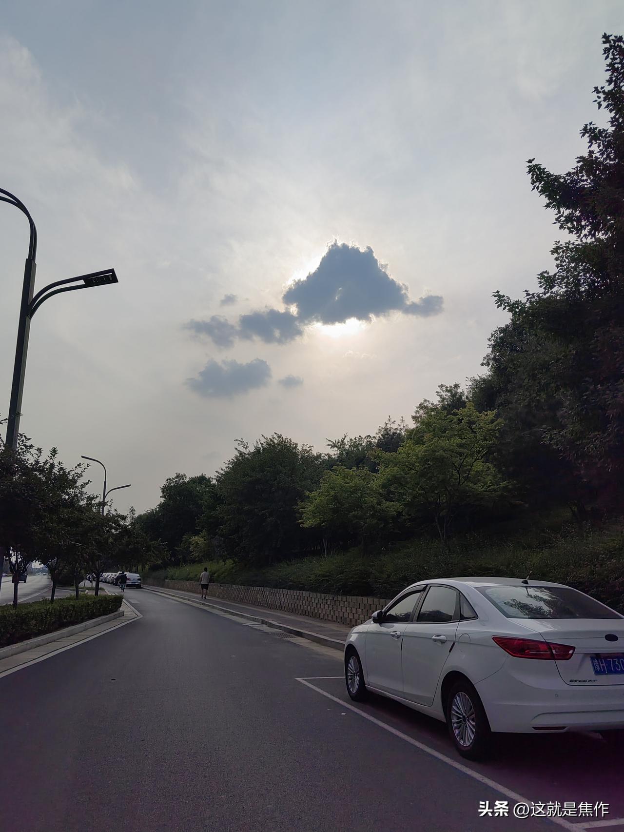 这是昨天在焦作人民政府大楼旁边拍到了照片，人民政府西边有个阳光大厦，正好从南往北
