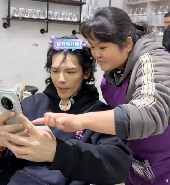 向佐今晚找晓华理发  还没剪完，但剪头发也不忘玩梗，梗王实锤了，还带着新买的华为