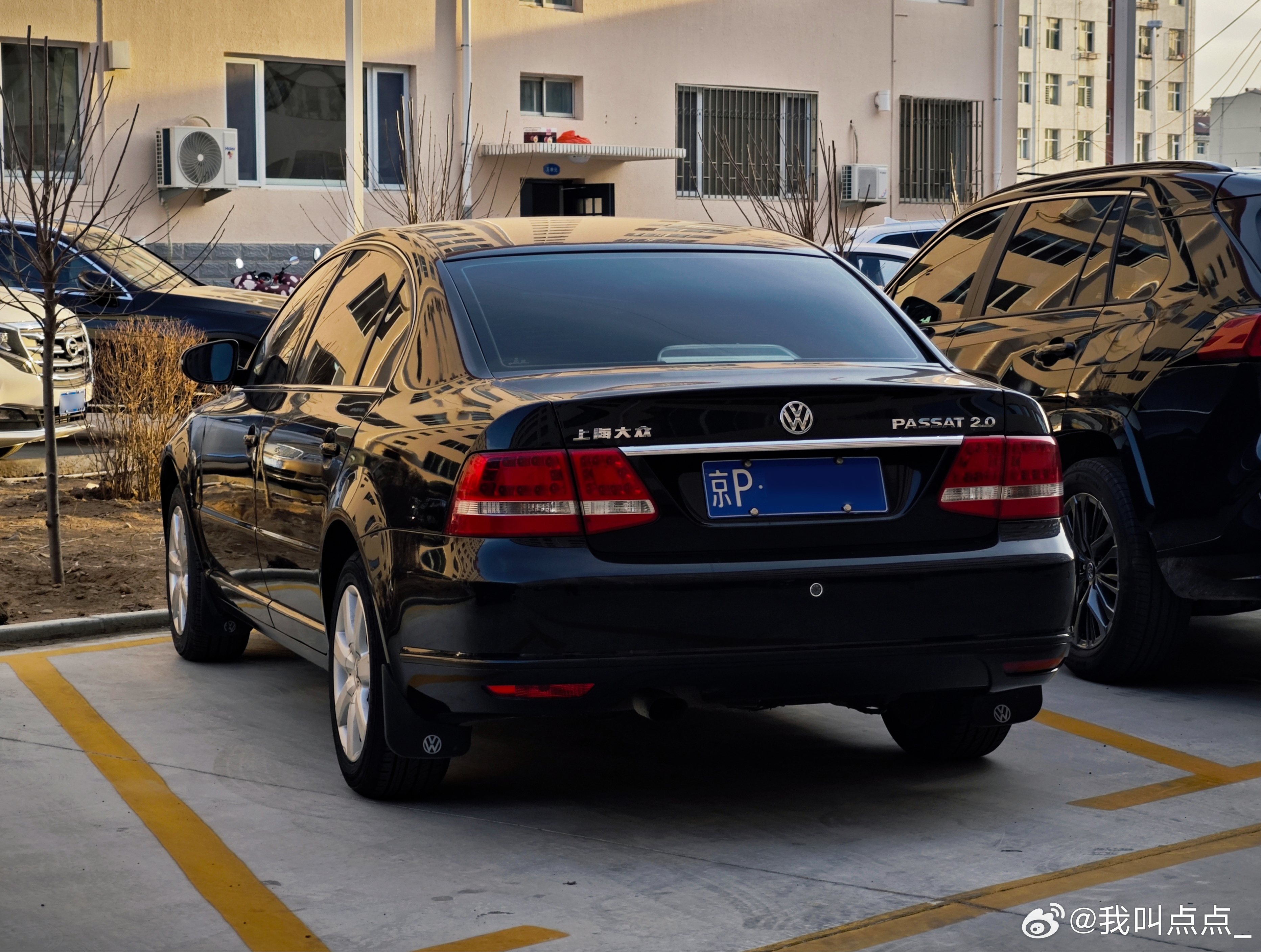 家属院里的三台车一汽-大众2007款 1.8T 自动导航型 前期款帕萨特领域＆2