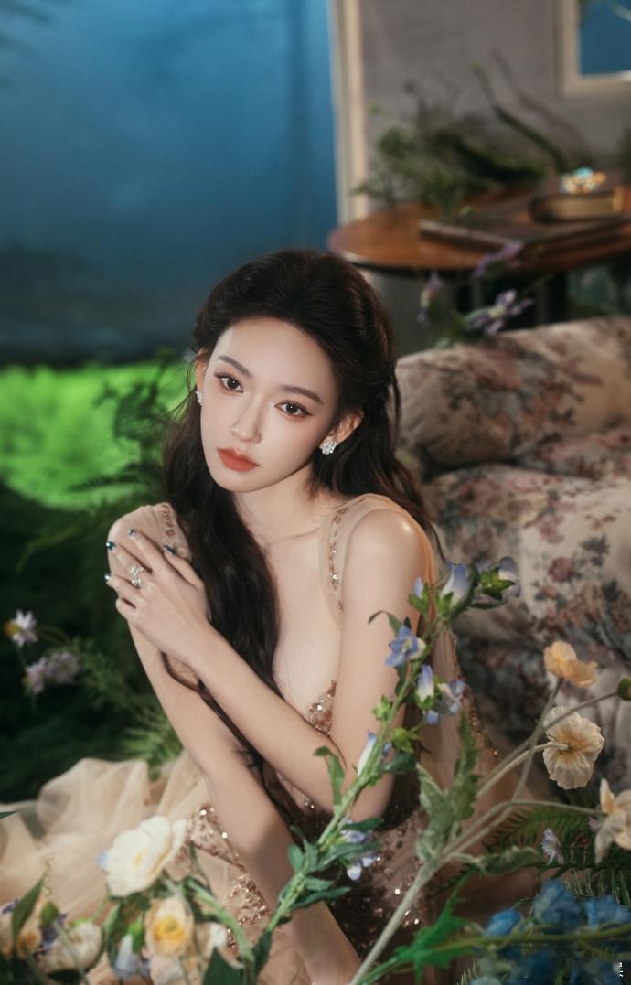 不同款式的礼服在程潇身上各有韵味，好身材让造型更具看点，粉丝牵挂的礼服不便，皆被