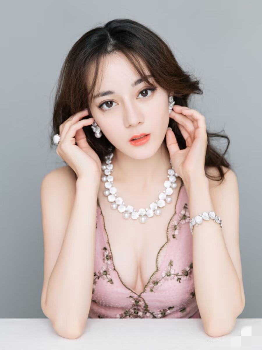 大家都误会嘉行了，
这么大一个经纪公司，不至于省这么一点钱，专门给迪丽热巴买转机