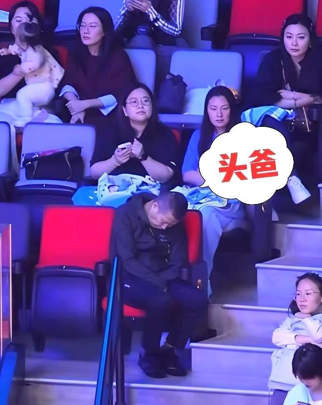 看到看台上楚钦的爸爸，他消瘦，他疲惫，他忧心。
楚钦单打输给东哥，却在晚间的团体