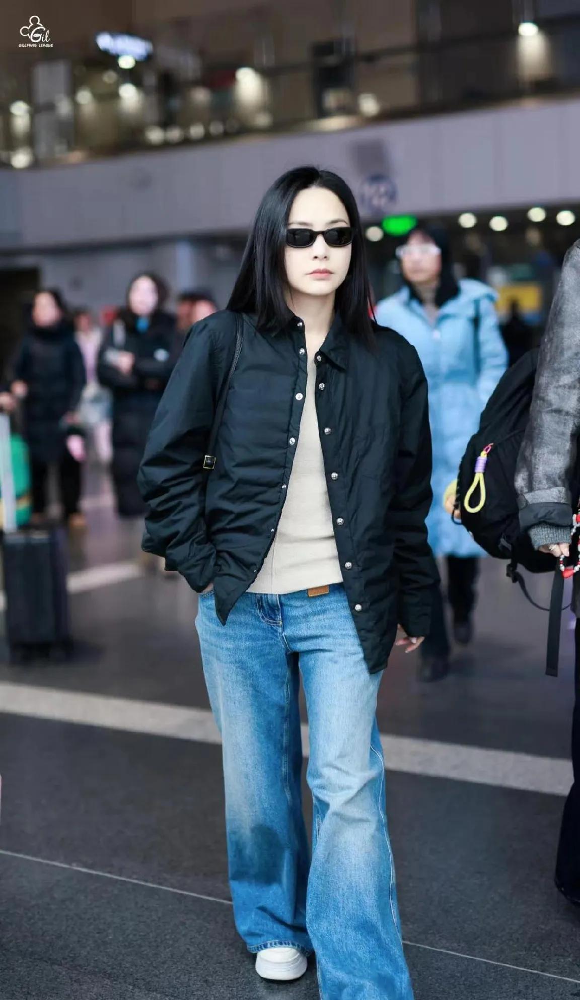 阿娇机场私服帅炸了！
 
钟欣潼这套机场穿搭太有范～黑色轻薄棉服内搭米色打底，配