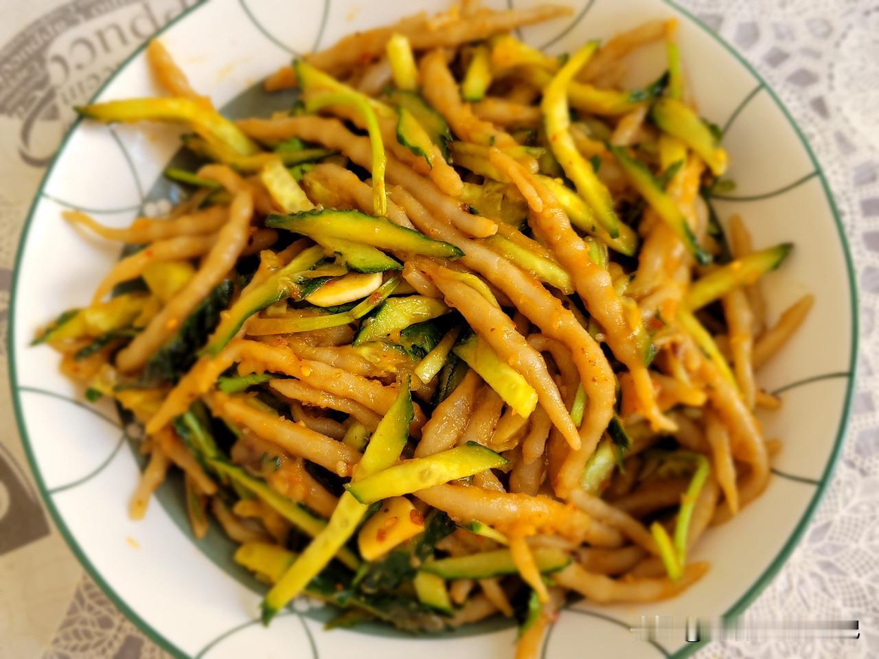 在内蒙古的乌兰察布，我没有吃够凉拌莜面，又筋道又营养，今天中午我自己做了凉拌莜麦