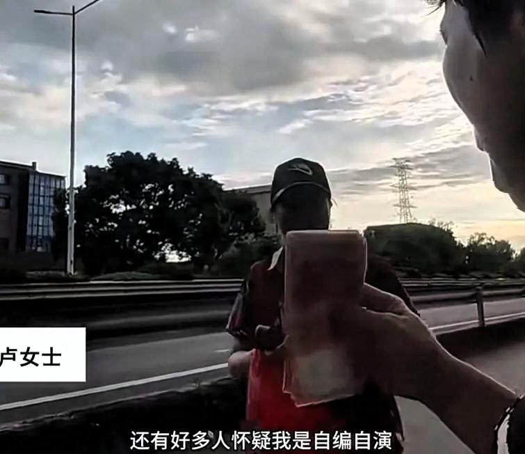 浙江杭州，女子去农贸市场买了两只鸭子，粗心大意的店主竟然把2700块钱放到了装鸭