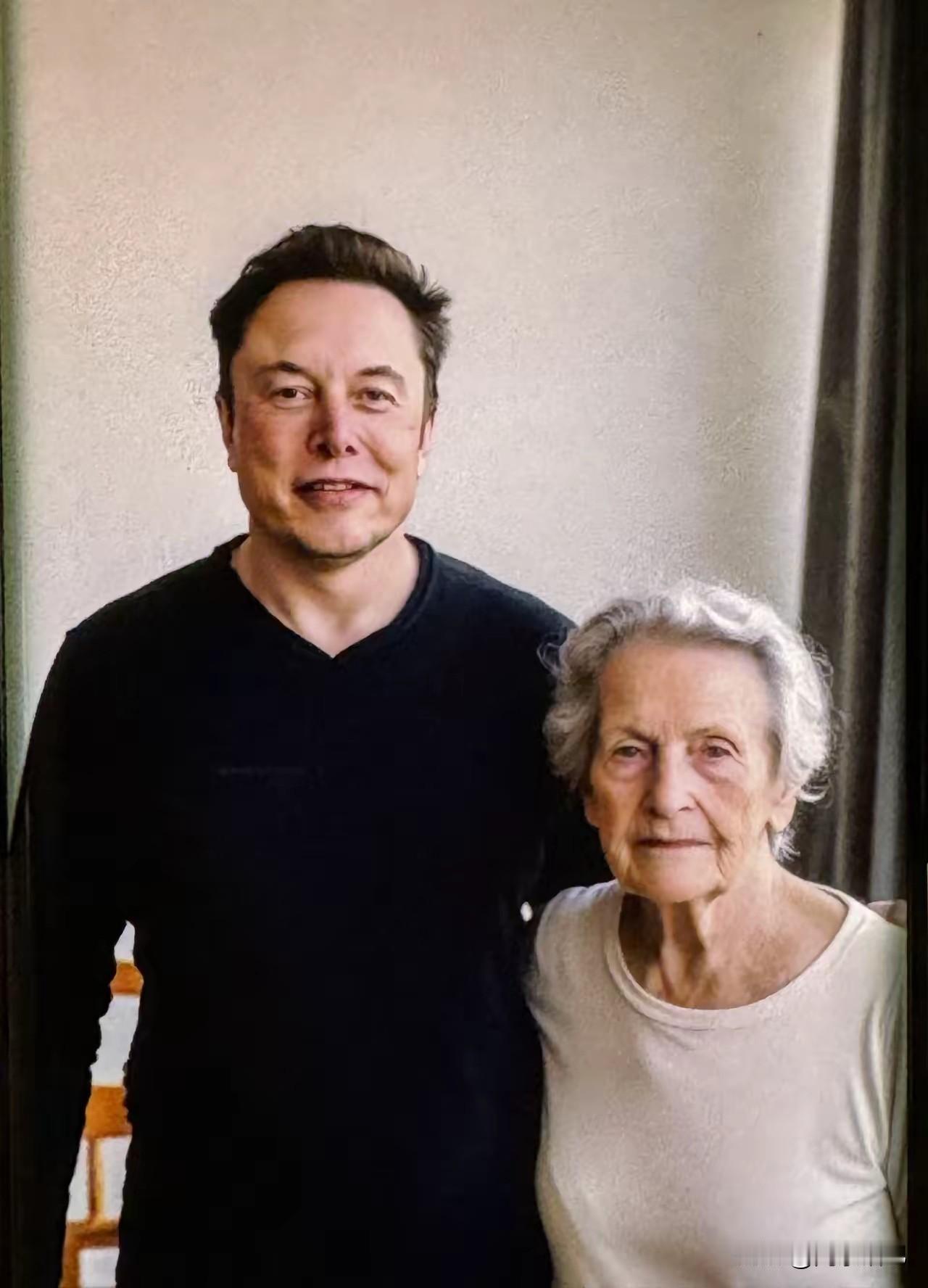 马斯克公开发文祝福奶奶，
并附上一张和奶奶的合影。
他说：
奶奶今年刚满百岁，