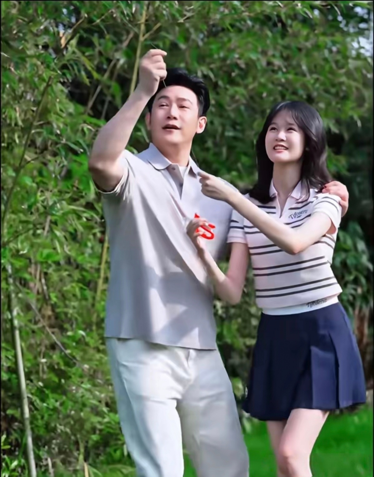 陆毅家有女已长成，父女俩一起放风筝，满满的温馨独处时刻！贝儿好清纯漂亮啊，个子也