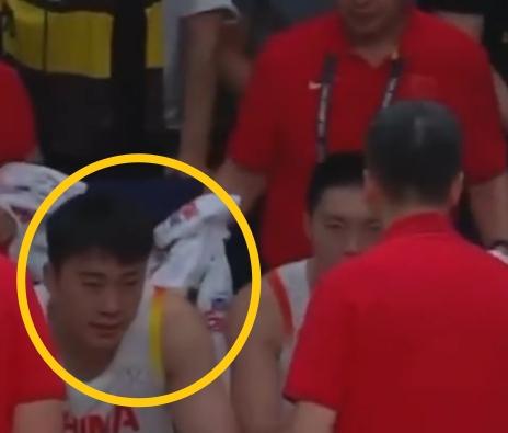 郭士强暂停期间怒吼王俊杰：他能投进吗？此后王俊杰下半场就被DNP了！第四节篮板被