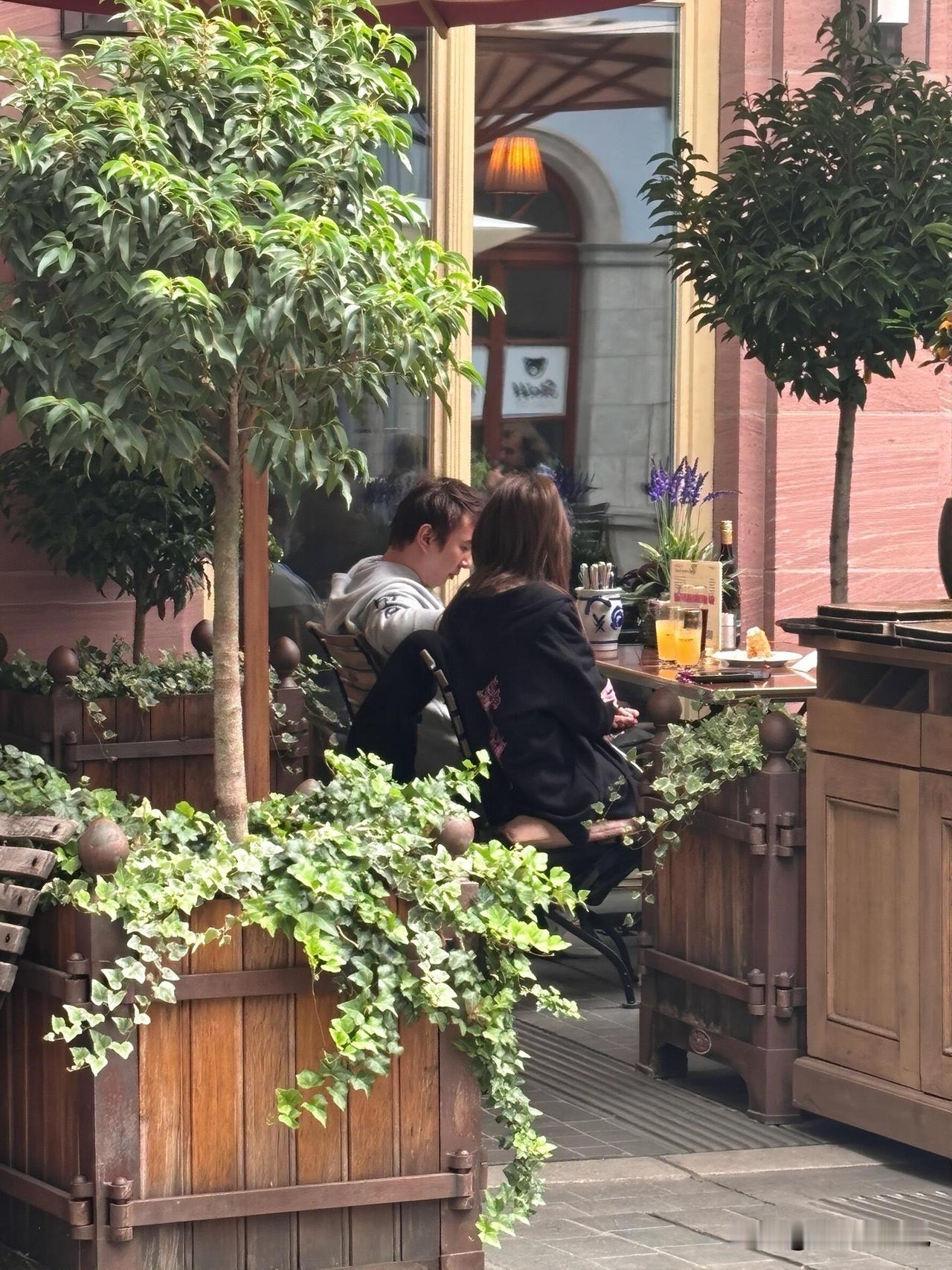 王思聪与女友懒懒在罗马广场附近餐厅吃到被网友偶遇王思聪太子爷这是又准备带他的正宫