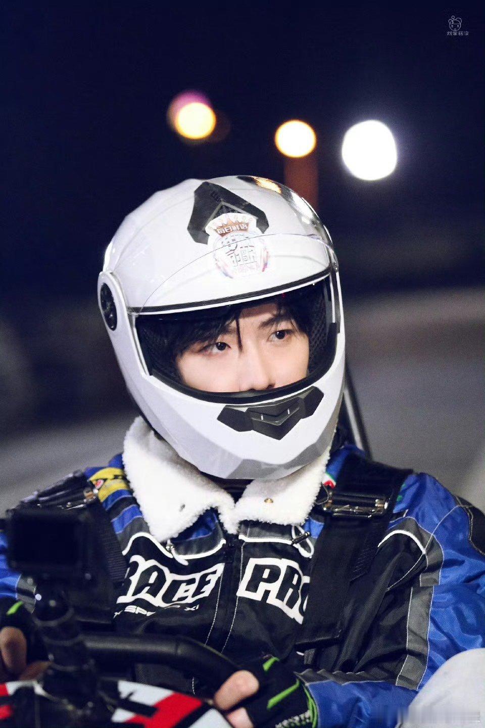 保洁阿姨被刘宇宁迷住了原来帅哥的魅力是无差别攻击！保洁阿姨都被刘宇宁迷得挪不开脚