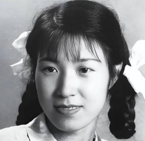 1956年，李玉琴到看守所探望溥仪，管理员破例让她留宿，谁知一晚后，李玉琴便萌生