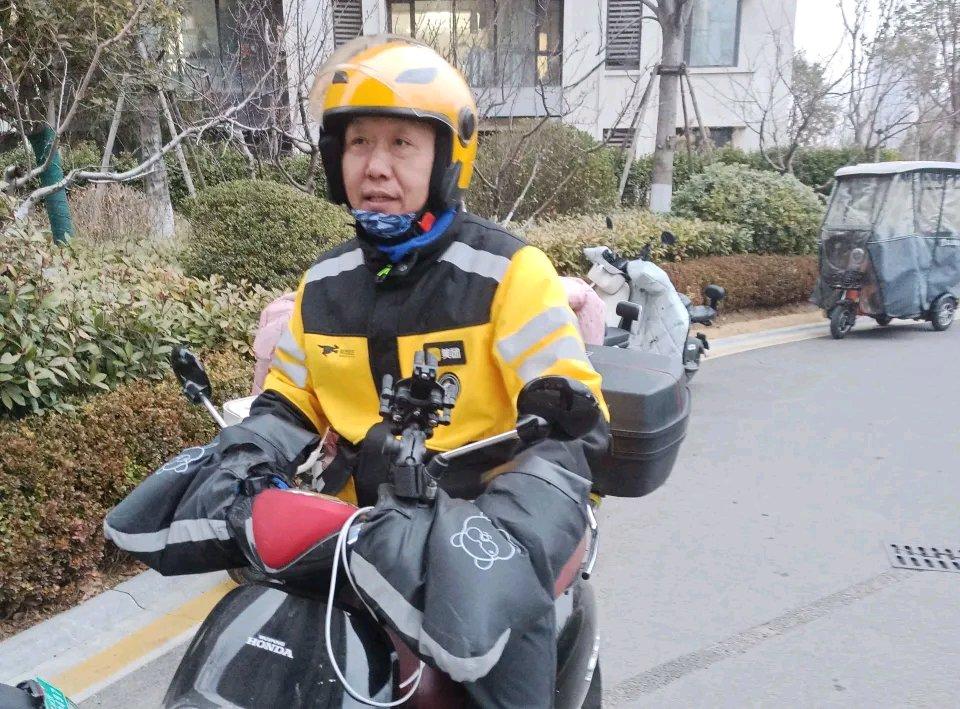 大学教师跑去当外卖骑手，这事儿本就够新奇，邢斌这位山东临沂大学的讲师更是把这事儿